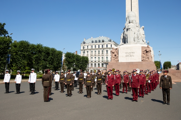 11. augustā pie Brīvības pieminekļa notika Bruņoto spēku orķestru zibakcija, kuras laikā Nacionālo bruņoto spēku Štāba orķestris, Jūras spēku orķestris un Zemessardzes orķestris atskaņoja Jurjānu Andreja skaņdarbu “Nevis slinkojot un pūstot”.
Foto: Latvijas armija.